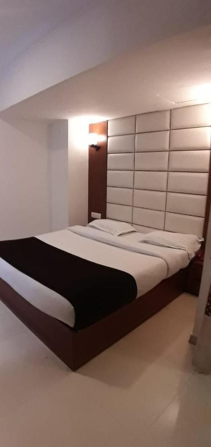 Golden Plaza Ξενοδοχείο Αχμπανταμπάντ Εξωτερικό φωτογραφία